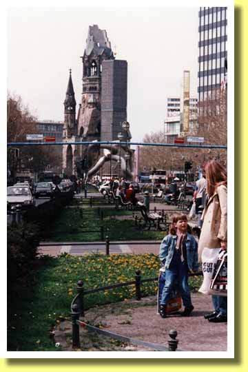 �x�������ɐ푈�̏������炷���B���w�����c��L�O������N�[�_���ʂ肩�牓�]�i�����h�C�c�j