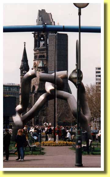 �x�������ɐ푈�̏������炷���B���w�����c��L�O����i�����h�C�c�j