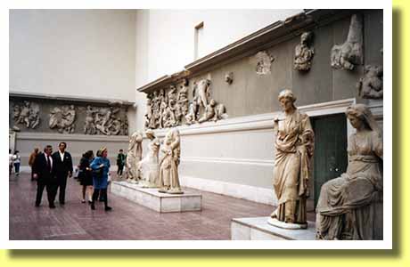 �x�������̃y���K���������قŌ����[�E�X�̑�Ւd�̒����⃌���[�t�i�h�C�c�j