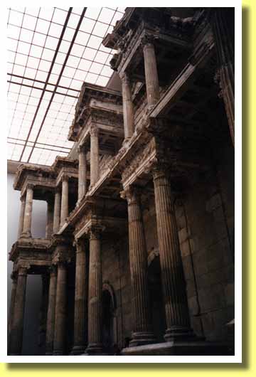 �x�������̃y���K���������قŌ����~���g�D�X�̎s���i�h�C�c�j