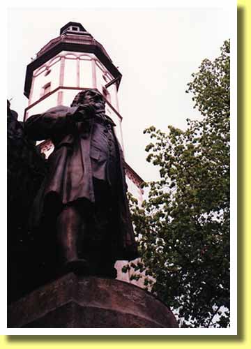 ���C�v�c�B�q�̃g�[�}�X����̑O�ɗ���J�ES�E�o�b�n���i�����h�C�c�j