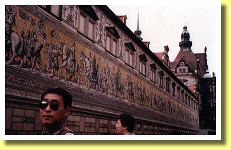 �h���X�f���ɂ���U�N�Z���I���ƁE���Ƃ䂩��́u�N��̍s��v�i���h�C�c�j