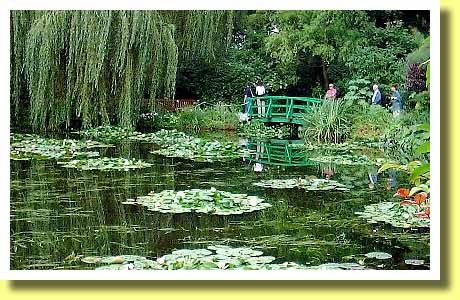 画家クロード・モネの家にある睡蓮の池（ジヴェルニー、フランス）