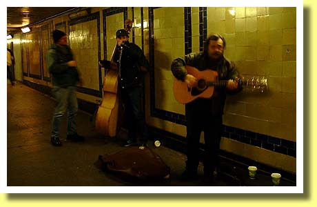 �C�M���X�̎�s�����h���̒n���S�}�[�u���E�A�[�`�w�̒n�����ł������o�X�J�[ �H��̃~���[�W�V����