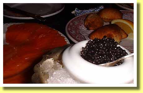 �C�M���X�̎�s�����h���̃��V�A�����X�ŐH�ׂ��L���r�A�A�T�[�����A�s���V�L