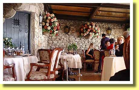 �t�����X�암�R�[�g�E�_�W���[���̊�R�̏�̘h�̑����G�Y�ɂ���V���g�[�E�G�U�̃��X�g�����̓X��