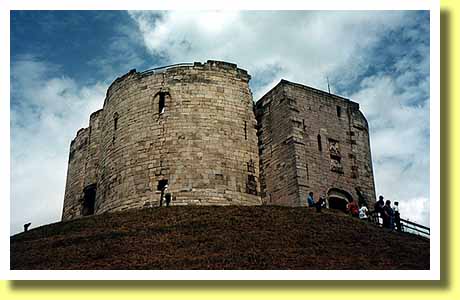 ヨーク城の天守 クリフォード・タワー（イギリス）