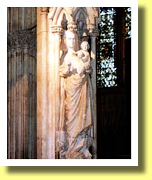 ヨーク・ミンスター（大聖堂）にある聖母子像（イギリス）