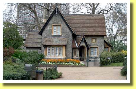 春のロンドン(イギリス)のケンジントン・ガーデンズを散歩