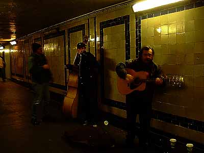 �}�[�u���E�A�[�`�v�̒n���ŕ������u���[�X�i�����h���j