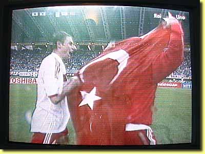 �A�}���t�B�̃e���r�Ō������[���h�J�b�v���{�s�ރg���R�����i�J���p�[�j���A�C�^���A�j