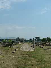 イタリア南部カンパーニャ地方にあるパエストゥム遺跡（世界遺産） - 戦争を司るアテナ女神の神殿（アテナ神殿あるいはケレス神殿）と聖なる道
