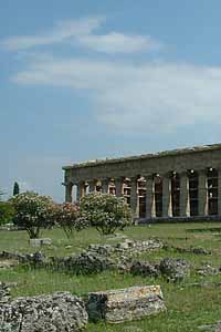 イタリア南部カンパーニャ地方にあるパエストゥム遺跡に見るドーリア様式の古代ギリシャ神殿の典型 ヘラ第二神殿（ネプチューン神殿）