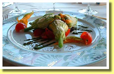 ���[�}�ɂ���~�V����������̃��X�g�����u���E�e���b�c�@�v�ŐH�ׂ����R�b�^�E�`�[�Y���߂��Y�b�L�[�j�̉ԁi�C�^���A�j