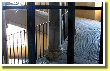�C�^���A�̎�s���[�}�̃��@�e�B�J�������ق̃s�I�E�N�������e�B�[�m���p�قɎc��u���}���e�̗����K�i