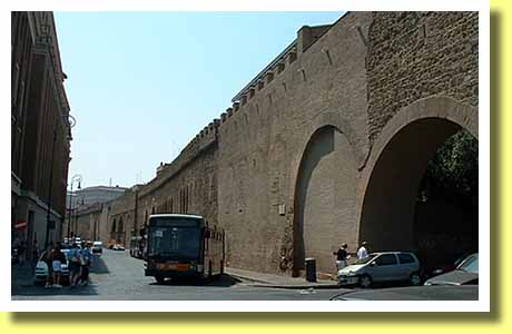 �C�^���A�̎�s���[�}�̃��@�e�B�J���ɂ���T���E�s�G�g���吹������T���^���W�F����ɑ����ʘH