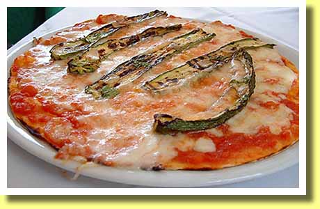 �C�^���A�̎�s���[�}�̃s�b�c�F���A�ŐH�ׂ��Y�b�L�[�j�̃s�U